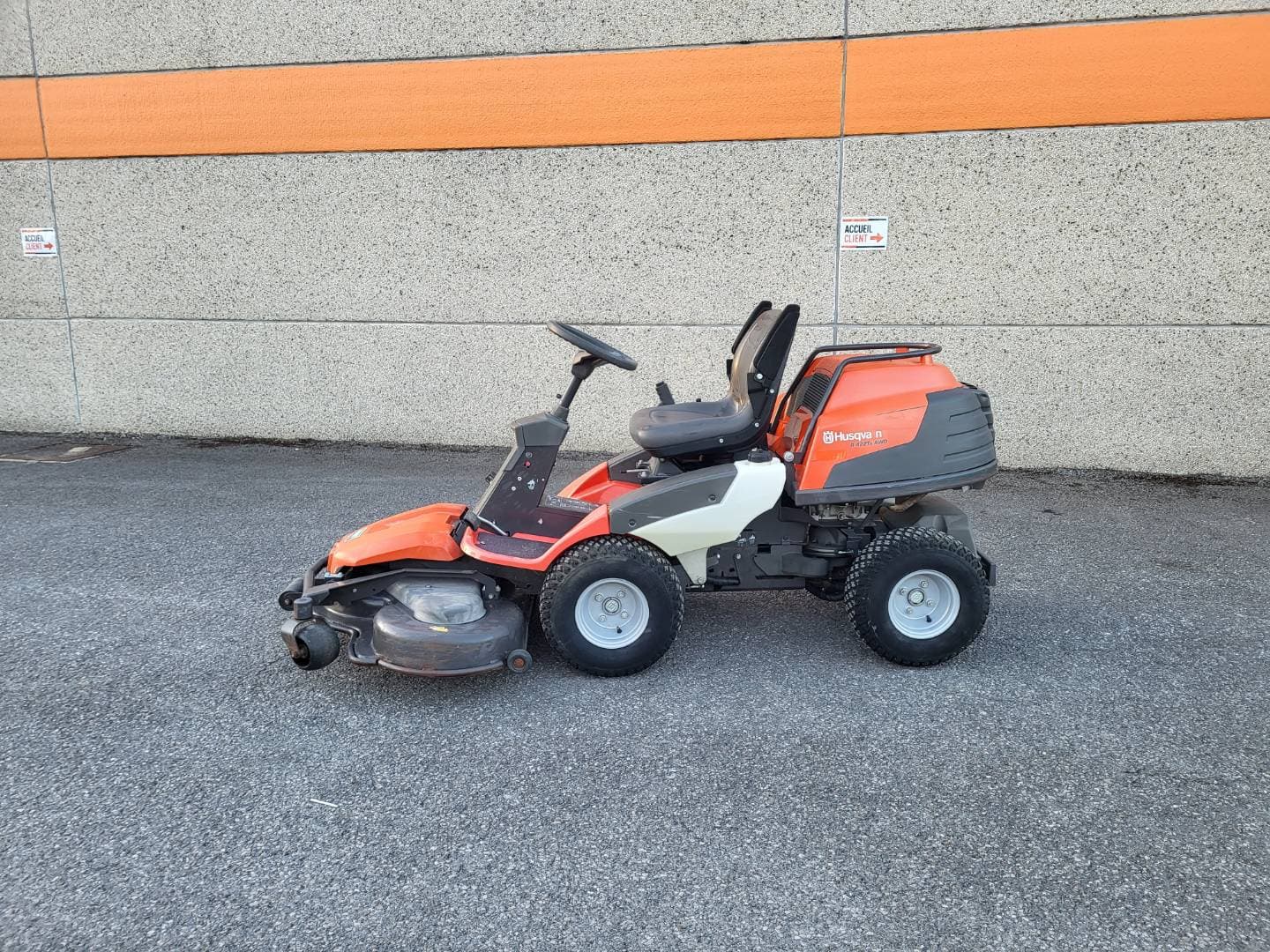 Tondeuse autoportée Husqvarna R422TSAWD