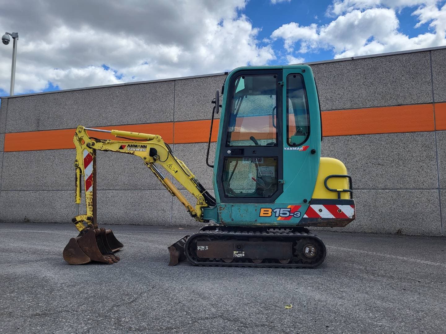 Mini pelle Yanmar B15
